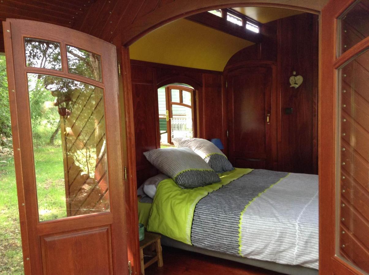 Les Roulottes Du Lot Bed & Breakfast Gramat Exterior photo